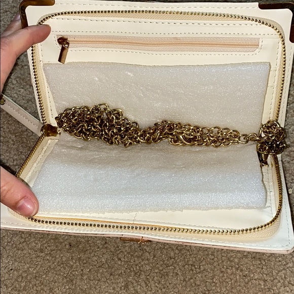 Tan wristlet/ wallet with detachable strap - Picture 2 of 6